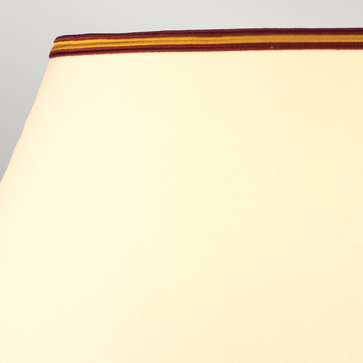Elstead Majin Tischlampe Oxblood – Wohnambiente