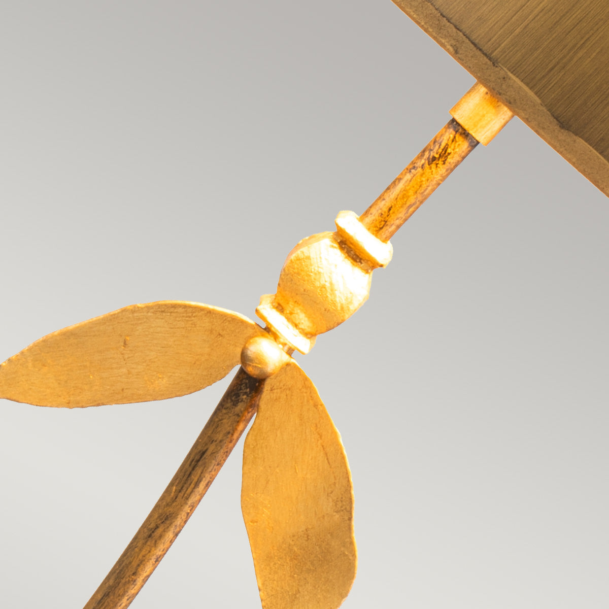 Flambeau Red Tischlampe Gold – Detailansicht