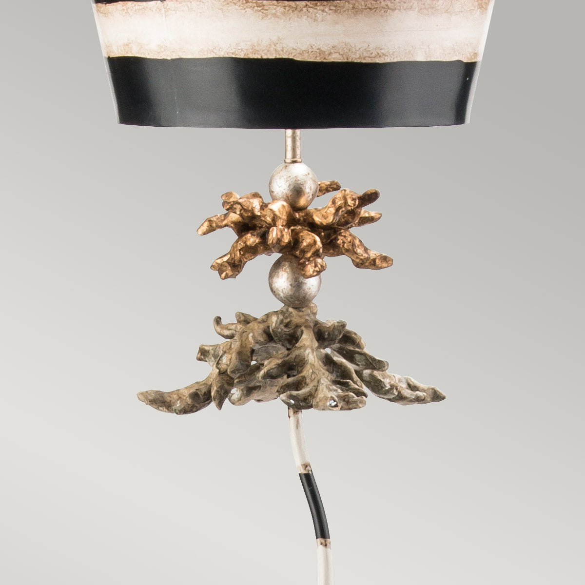 Flambeau South Stehleuchte Schwarz, Gold – Detailansicht
