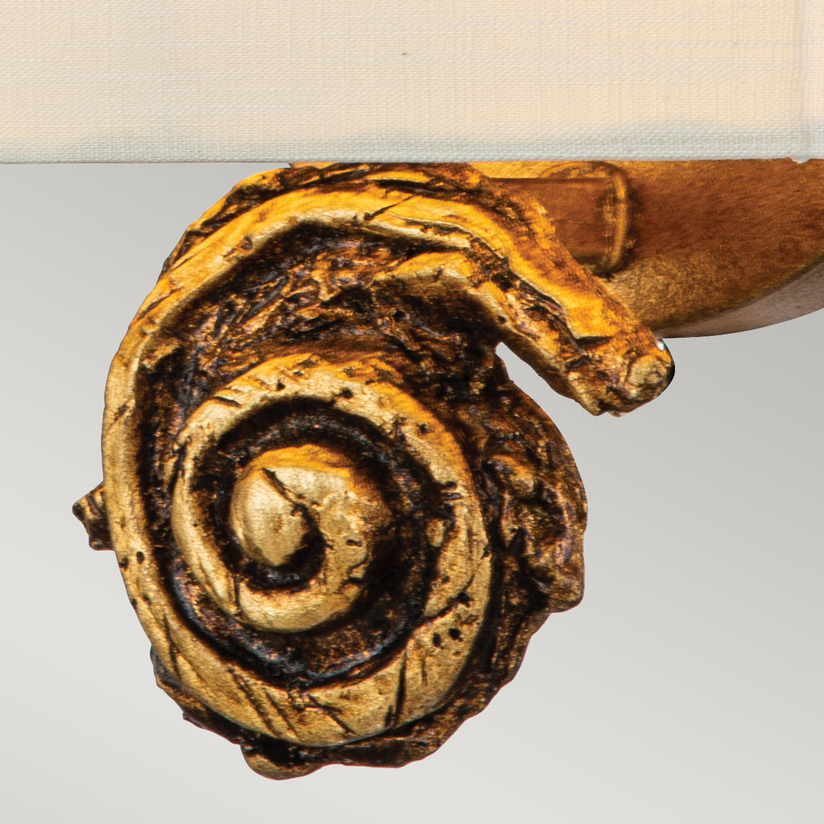 Flambeau Swirl Wandleuchte Gold – Detailansicht