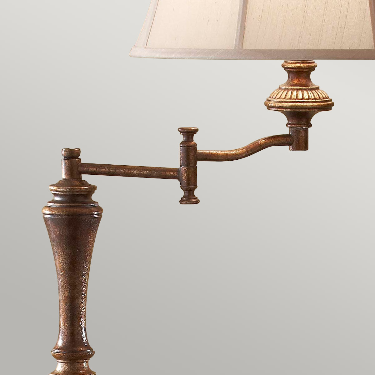 Feiss Gibson Stehleuchte Cambridge Crackle – Detailansicht