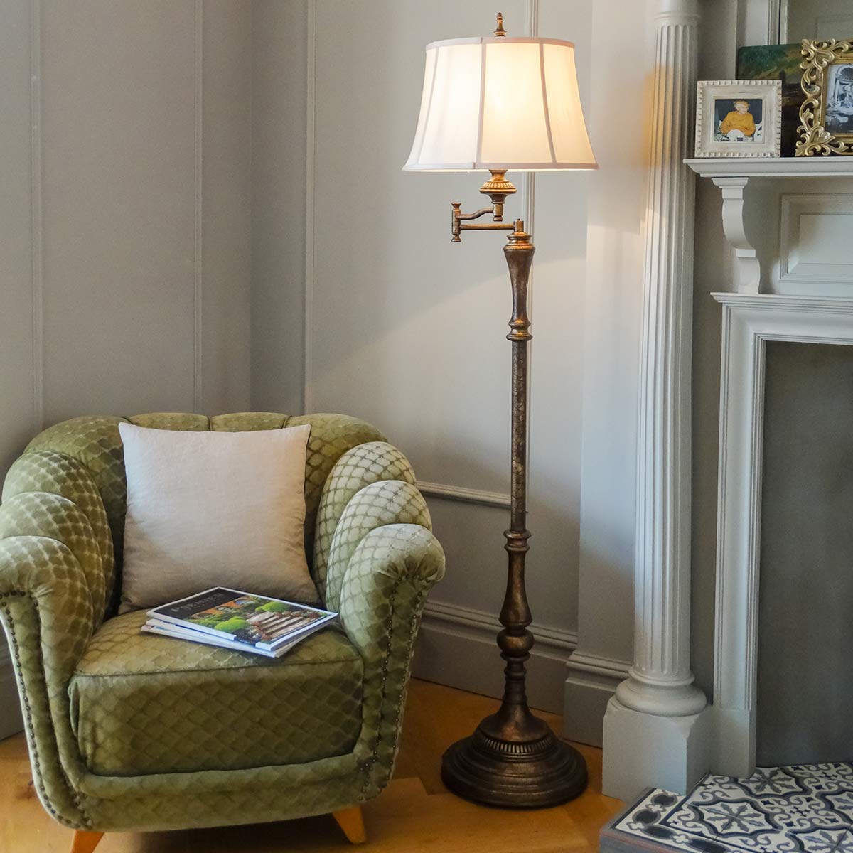 Feiss Gibson Stehleuchte Cambridge Crackle – Wohnambiente