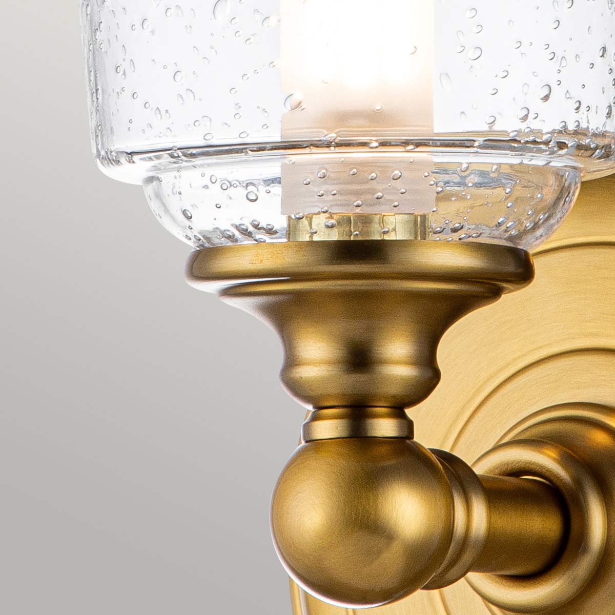 Feiss Huguenot Wandleuchte Messing – Detailansicht