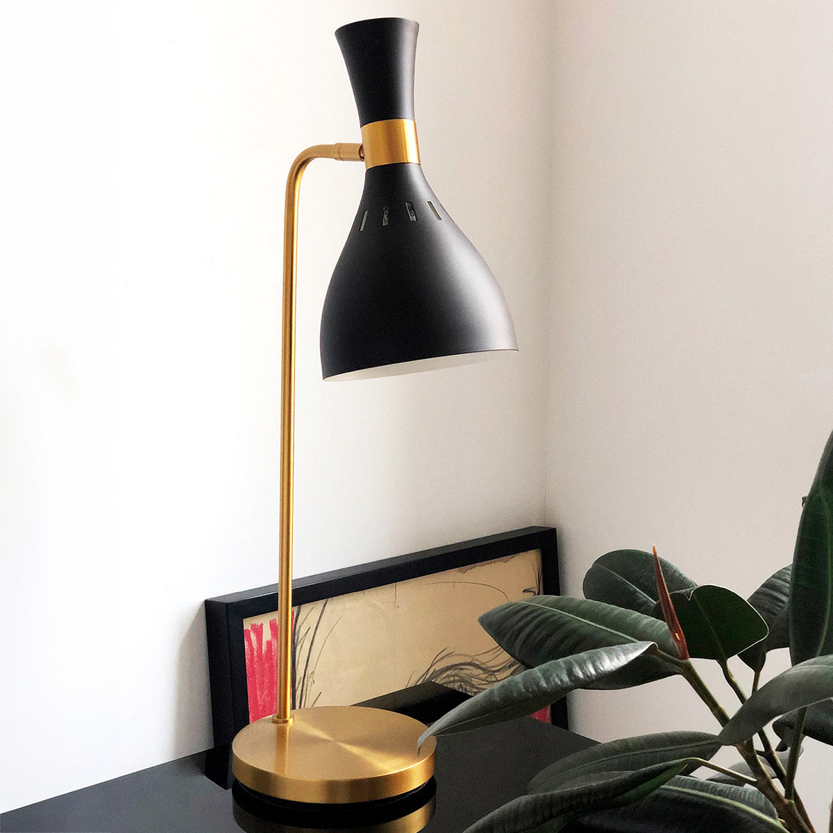 Feiss Joan Tischlampe Schwarz, Messing – Wohnambiente