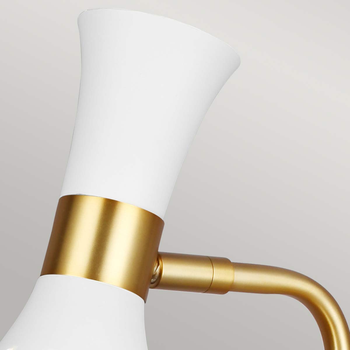 Feiss Joan Tischlampe Weiß, Messing – Wohnambiente