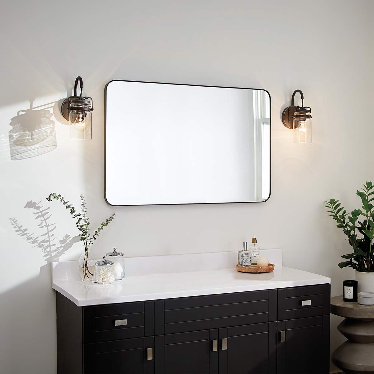 Kichler Brinley Wandleuchte Bronze – Wohnambiente