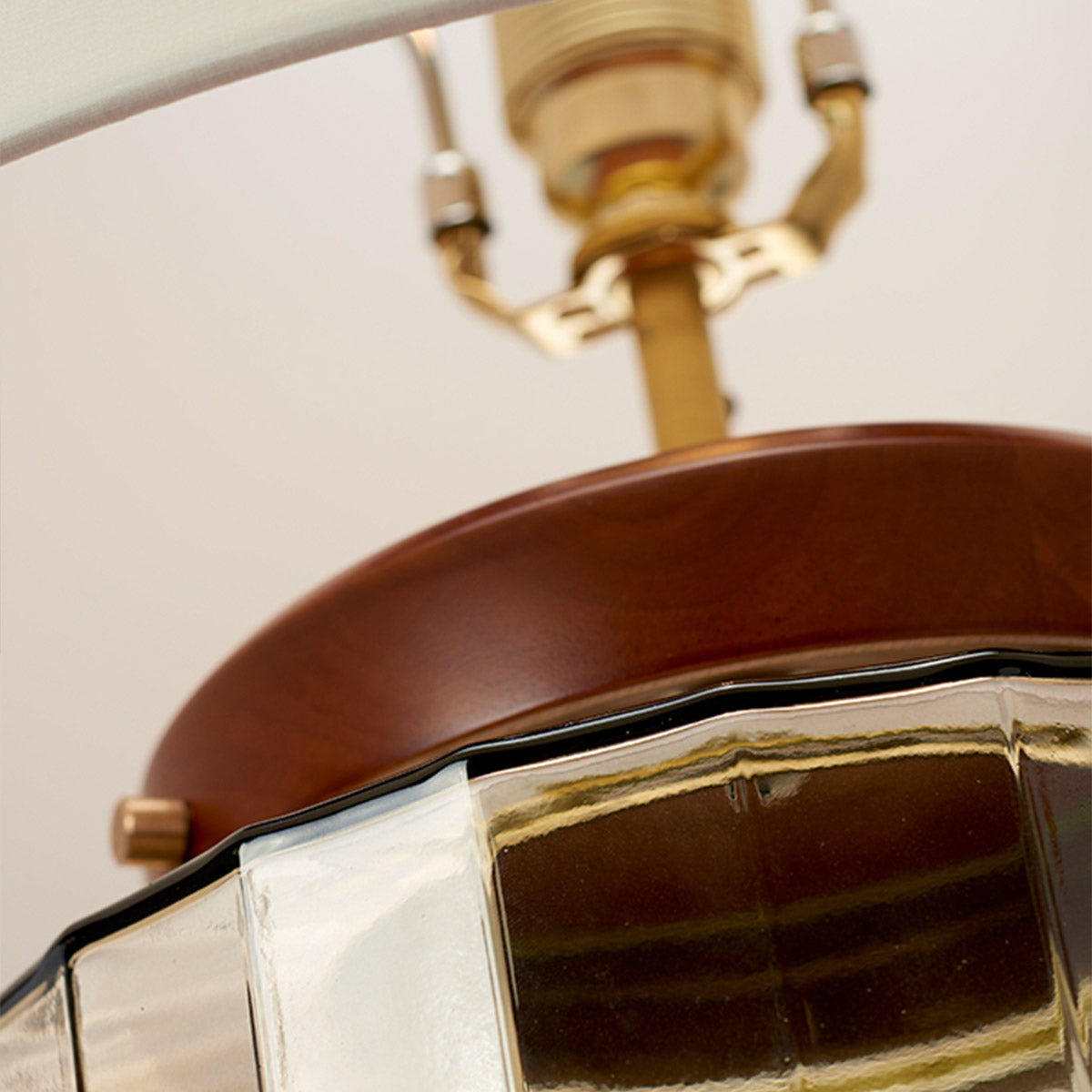 Elstead Luga Tischlampe Messing – Detailansicht