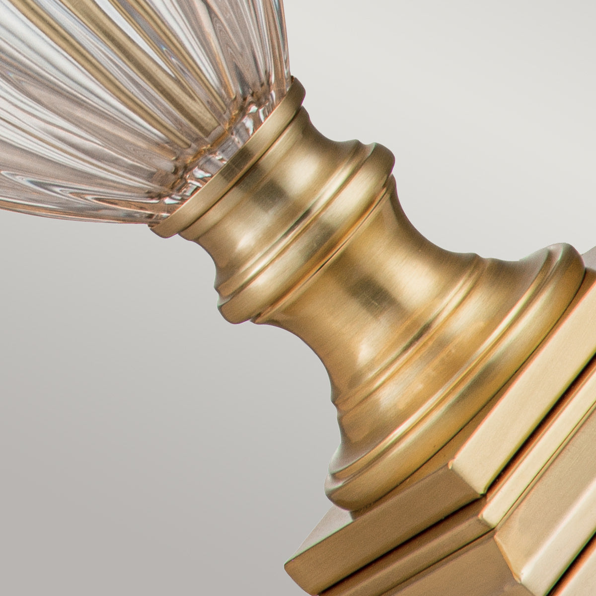 Quoizel Dennison Tischlampe Messing – Detailansicht 2