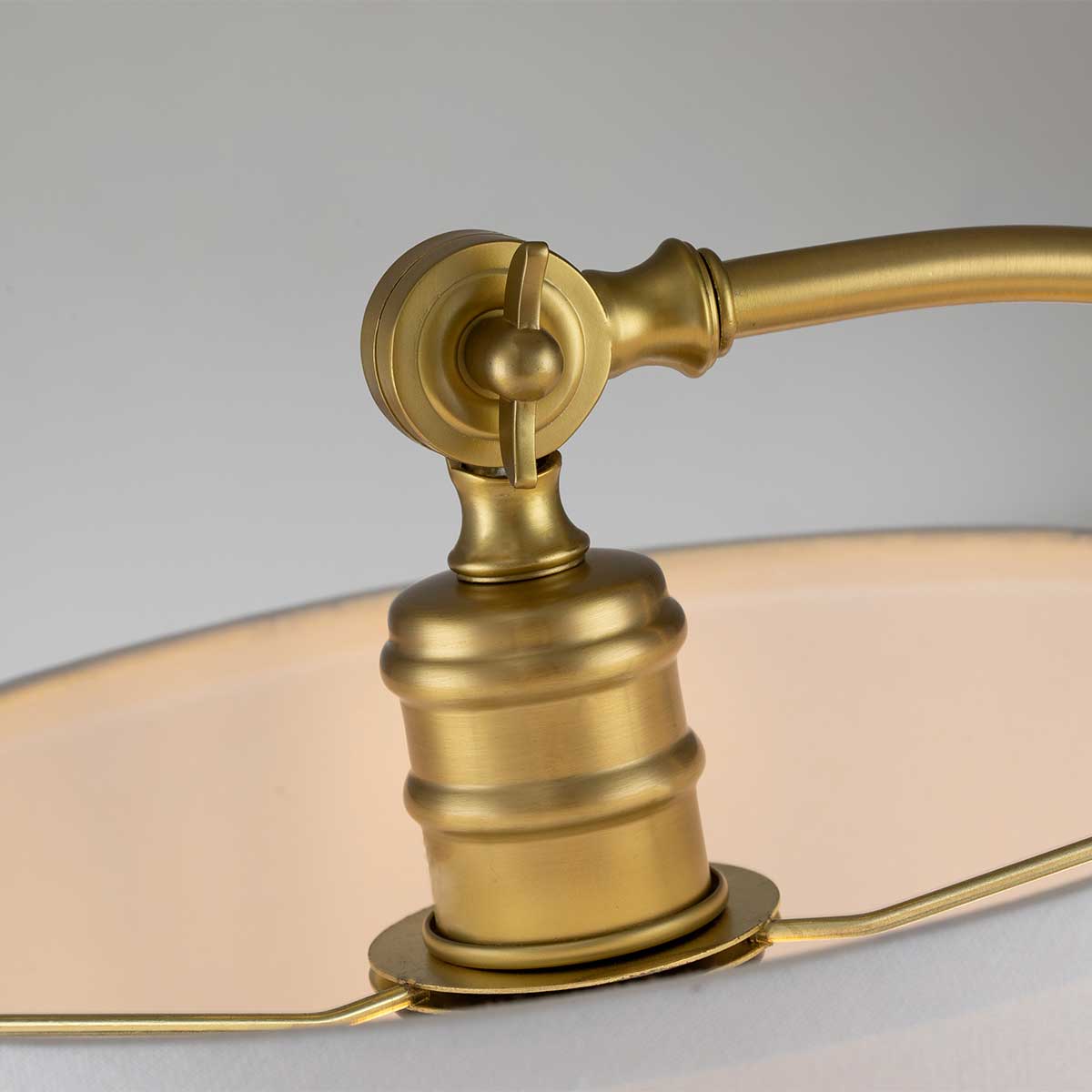 Quoizel Jenkins Tischlampe Messing – Detailansicht